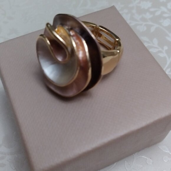 Elegant Beautiful Flower Ring, Adjustable band - Picture 4 of 5